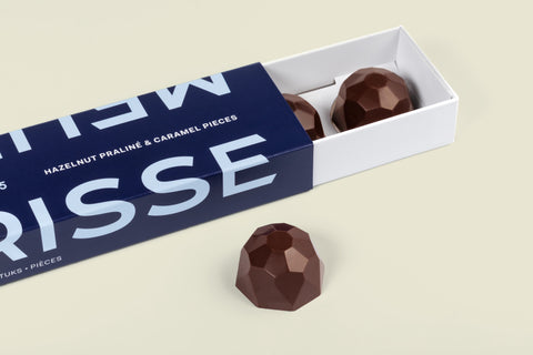 Pure chocoladepralines met hazelnootpraliné en karamel